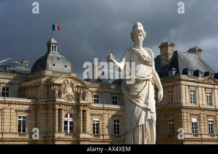 Statue devant le Palais du Luxembourg Paris France Banque D'Images