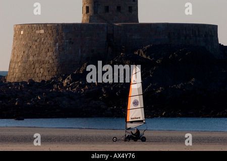 Blo karting en face de l'historique fort appelé Rocco Tower sur la belle île de Jersey Banque D'Images