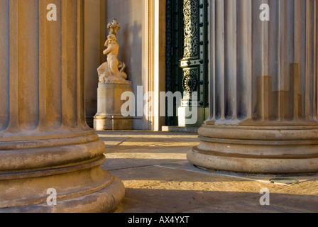 Piliers et statue St Georges Hall Liverpool UK GB EU Europe Banque D'Images