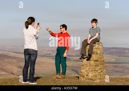 Une famille sur le sommet de Mam Tor près de Castleton dans le parc national de Peak District, Derbyshire, Angleterre, RU Banque D'Images