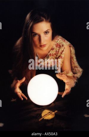 Fortune Teller avec Crystal Ball Banque D'Images
