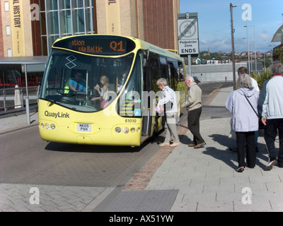 Les passagers d'un ultra-moderne unique jaune decker electric eco bus sur la mer Baltique Art Gallery à Gateshead 2007 Banque D'Images