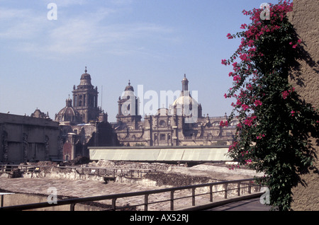 Ruines de la Grande Pyramide ou Templo Mayor de Tenochtitlan à Mexico avec Cathédrale métropolitaine dans le dos, Mexico Banque D'Images