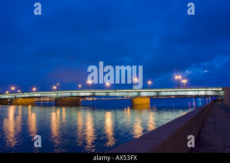 Nuit pont à travers la rivière Neva à St Petersburg Russia Banque D'Images