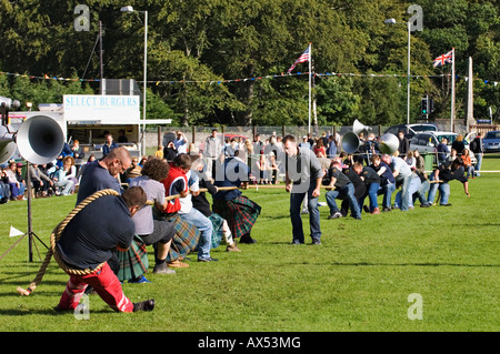 Les hommes participant au remorqueur de la guerre à Glenurquhart Highland Gathering et Jeux l'Ecosse Drumnadrochit Banque D'Images