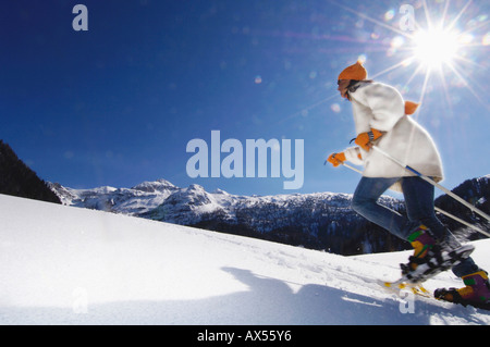 Femme en raquettes, low angle view Banque D'Images
