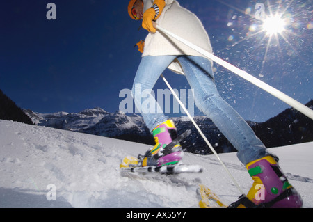 Femme en raquettes, low angle view Banque D'Images