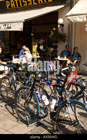 Tour de France à vélo Vélos du fans à l'extérieur d'un café de la rue dans le Bourg d'Oisans, france Banque D'Images