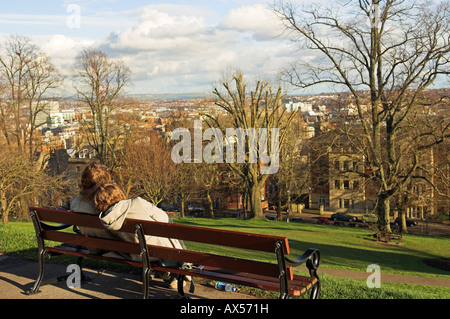 Banc de parc Couple Brandon Hill 'Bristol' sur la ville en hiver Banque D'Images