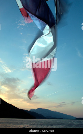 Drapeau tricolore à la poupe d'un bateau sur le Lac du Bourget, Aix Les Bains, France Banque D'Images