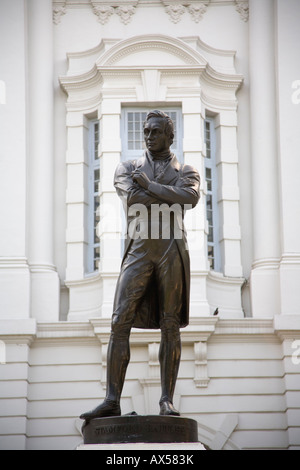 Statue de Stamford Raffles en face de la salle de concert et théâtre Victoria de Singapour Banque D'Images