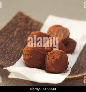 Truffes au chocolat dans un bol Banque D'Images