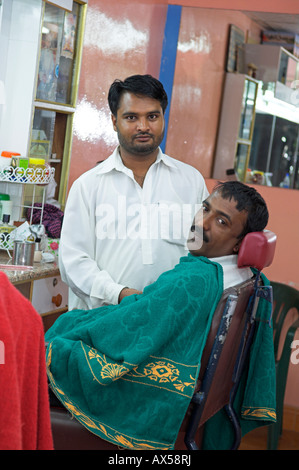 Coiffure traditionnelle avec le client en présidence Muscat Oman Banque D'Images
