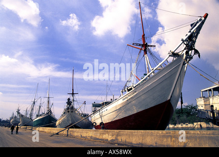 Les goélettes Bugis Sunda Kelapa au vieux port de Jakarta, Indonésie Banque D'Images