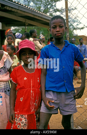 2, 2, les Zimbabwéens, Zimbabwéennes, garçon, fille, enfant, frère et sœur, le contact oculaire, vue avant, village, Mahenye, la province de Manicaland, au Zimbabwe Banque D'Images