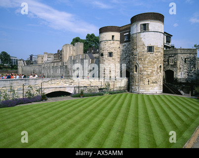 Une vue de la Tour de Londres et les jardins environnants le long de la rivière Thames Banque D'Images