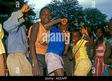 Childre zimbabwéen, Zimbabwéennes, les garçons les garçons, danseuse, danseuses, danse, danse africaine, village de Mahenye, Mahenye, la province de Manicaland, au Zimbabwe, l'Afrique Banque D'Images