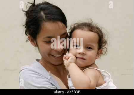 Mère avec enfant, Asunción, Paraguay, Amérique du Sud Banque D'Images