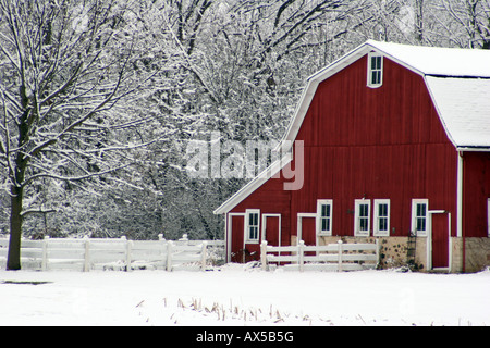 Grange rouge dans le Wisconsin pendant l'hiver Banque D'Images