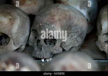 Exposés dans des crânes de Stupa commémoratif dans les champs de la Mort de Choeung Ek 15km de centre de Phnom Penh Cambodge Asie Banque D'Images