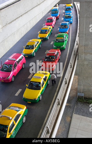 File d'attente de taxi à la nouvelle l'aéroport de Suvarnabhumi à Bangkok, Thaïlande, Asie du Sud-Est Banque D'Images