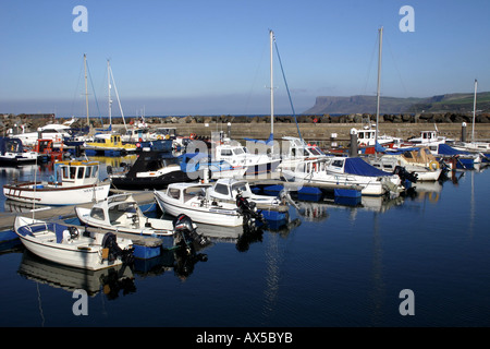 Port de Ballycastle, comté d'Antrim, en Irlande du Nord avec juste la tête dans la distance Banque D'Images