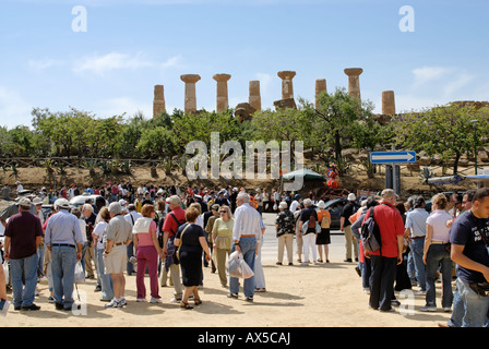 Lieu de rassemblement pour les touristes devant le temple d'Hercule temple Agrigente Sicile Italie Banque D'Images