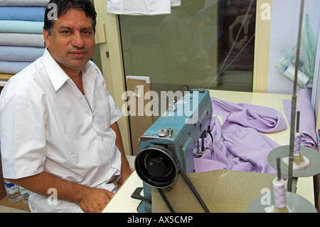 Travail sur mesure dans son atelier traditionnel Dishdasha Muscat Oman Banque D'Images