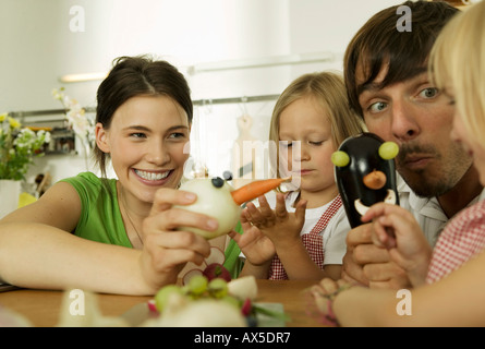 La famille dans la cuisine, jouer avec les enfants Banque D'Images