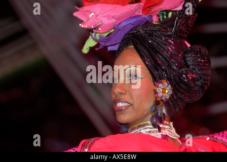 Jeune femme d'effectuer à un spectacle de danse, discothèque Tropicana à La Havane, Cuba Banque D'Images