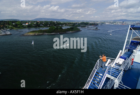 La plate-forme de soleil sur un bateau d'excursion dans le Geirangerfjord, Sogn og Fjordane, Norvège, Scandinavie, Europe Banque D'Images