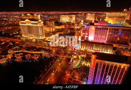 Le Strip, Bally's, l'île au trésor, le Flamingo Hilton et Cesar's Palace casinos vue de la Tour Eiffel dans Las Veg Banque D'Images