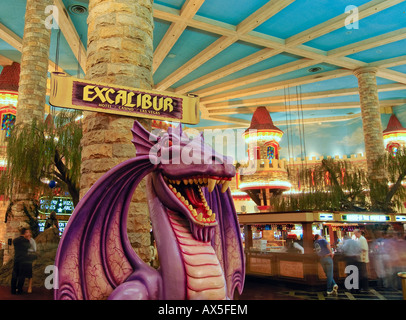 Dragon dans le hall de l'Excalibur Hotel and Casino, Las Vegas Boulevard, Las Vegas, Nevada, USA, Amérique du Nord Banque D'Images