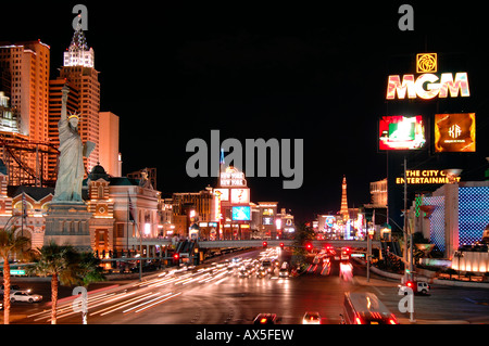 Vue de la séquence vers la région du nord : New York, le MGM Grand, Paris, Aladdin, et Caesar's Palace casinos, Las Vegas Boulevard, Banque D'Images