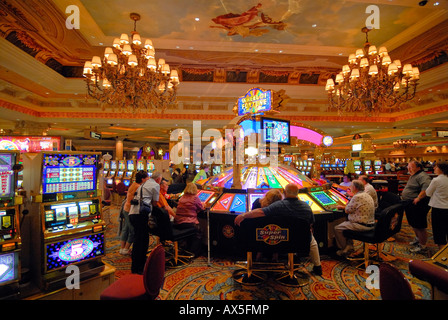 Les joueurs assis en face de machines à sous dans le Venetian Resort Hotel & Casino sur le Strip, Las Vegas Boulevard, Las Vegas, Banque D'Images