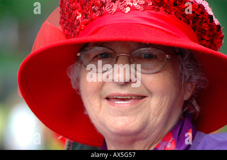 Femme de la Red Hat Society à Atlanta, en Géorgie, à réunion Banque D'Images