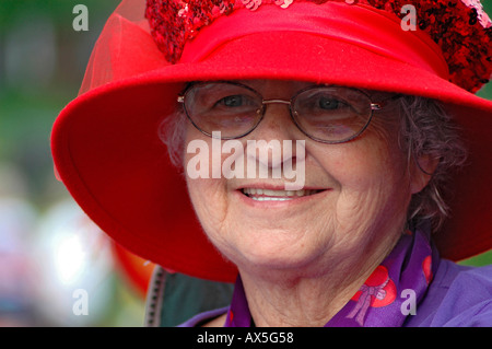 Femme de la Red Hat Society à Atlanta, en Géorgie, à réunion Banque D'Images