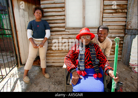 Grand-mère avec ses petits-enfants, Le Cap, Afrique du Sud, l'Afrique Banque D'Images