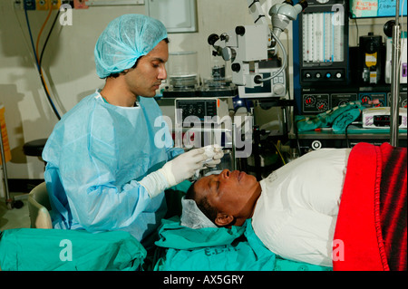 Dans la salle d'opération après la chirurgie de la cataracte, Pietermaritzburg, Afrique du Sud, l'Afrique Banque D'Images