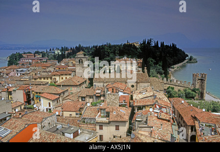 Vue sur les toits de Sirmione, sur le lac de Garde, Italie Banque D'Images