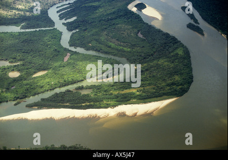 Rivière Araguaia, Amazone, Brésil. Vue aérienne ; rivière, affluent avec îlots et le dépôt de sédiments à l'intérieur du virage. Banque D'Images