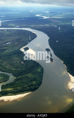 Rivière Araguaia, Amazone, Brésil. Vue aérienne ; rivière, affluent avec îlots et le dépôt de sédiments dans les virages. Banque D'Images