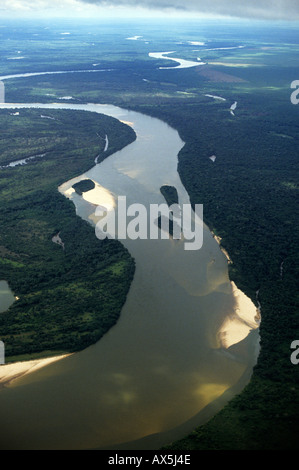 Rivière Araguaia, Amazone, Brésil. Vue aérienne ; rivière, affluent avec îlots et le dépôt de sédiments dans les virages. Banque D'Images