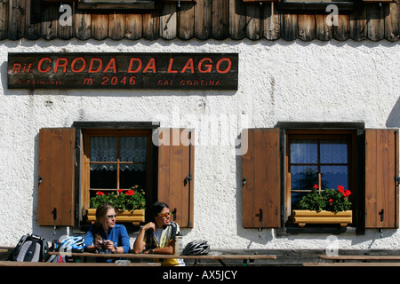 Motards de montagne se reposant à Riffugio Croda da Lago, cabane alpine, Dolomites, Italie du Nord, Europe Banque D'Images