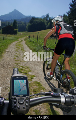 L'unité GPS Mobile sur guidon de vélo de montagne, moniteurs montrant le chemin, Samerberg, Bavaria, Germany, Europe Banque D'Images