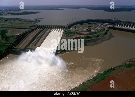 L'État de Parana, Brésil. Vue aérienne du barrage hydroélectrique d'Itaipu. Banque D'Images