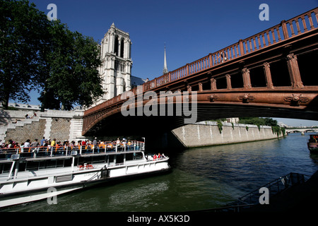 Excursion en bateau sous le Pont au Double Pont sur Seine avec la Cathédrale Notre-Dame en arrière-plan, Paris, France Banque D'Images