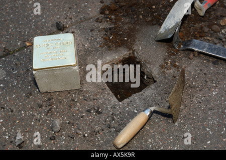 'Stolpersteine' (obstacles) ; projet d'art sculpteur Gunter Demnig Cologne commémore les victimes de l'ère nazie par imposition b Banque D'Images