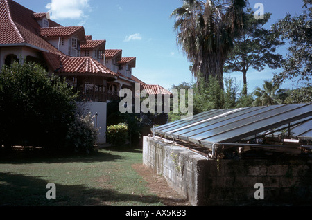 Negril, Jamaïque. Les panneaux de chauffage solaire de l'eau à un hôtel de tourisme. Banque D'Images