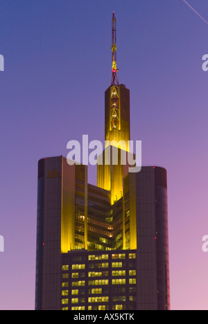 Tour de la Commerzbank dans la lumière du soir, Francfort, Hesse, Germany, Europe Banque D'Images